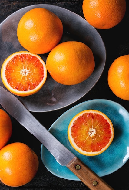 Hooghoekbeeld van citrusvruchten op borden op tafel