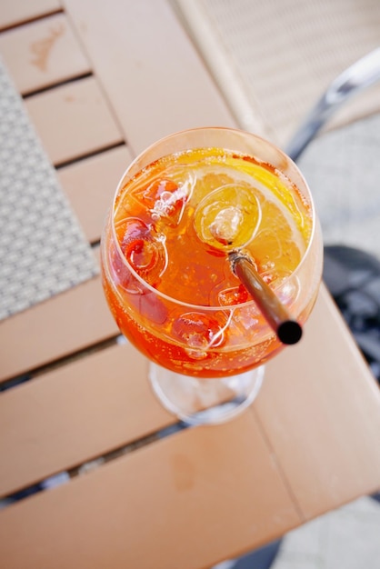 Hooghoekbeeld van cocktailglas op tafel in een café op het trottoir