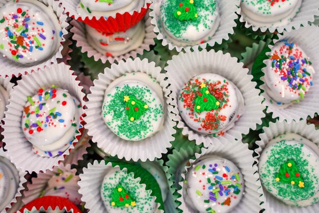 Foto hooghoekbeeld van cupcakes op tafel