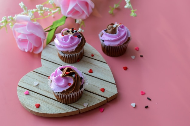 Hooghoekbeeld van cupcakes op tafel