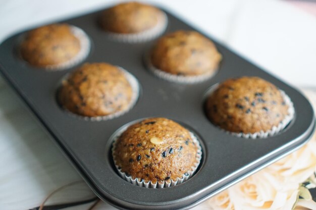 Hooghoekbeeld van cupcakes op tafel
