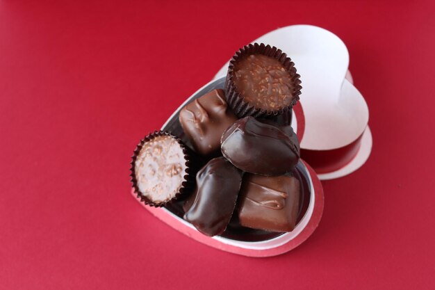 Hooghoekbeeld van cupcakes tegen een rode achtergrond