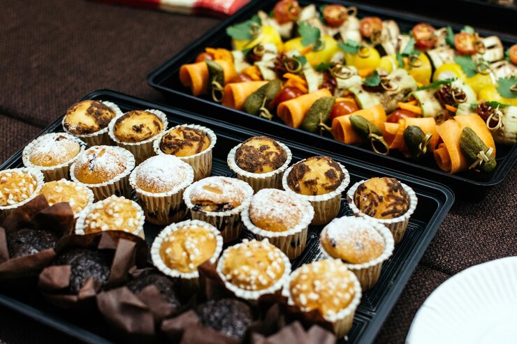 Foto hooghoekbeeld van cupcakes