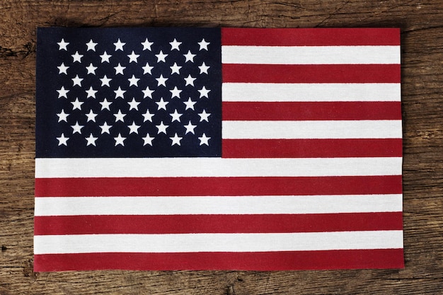 Hooghoekbeeld van de Amerikaanse vlag op een houten tafel