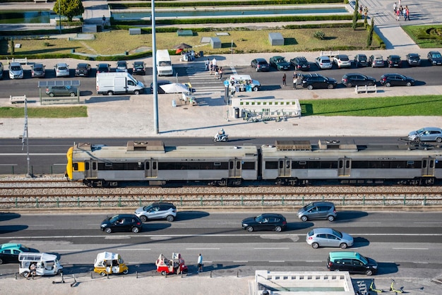 Hooghoekbeeld van de auto op de luchthaven