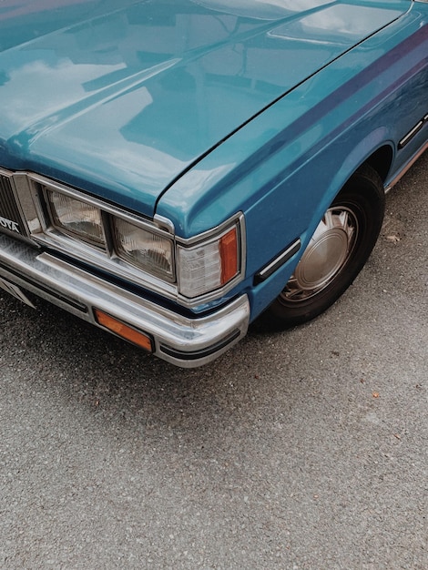 Foto hooghoekbeeld van de auto op straat