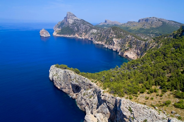 Hooghoekbeeld van de berg en de zee op het eiland Mallorca