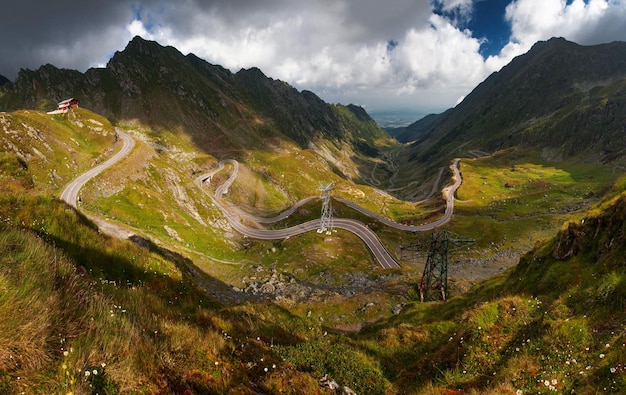 Hooghoekbeeld van de bergweg tegen de lucht