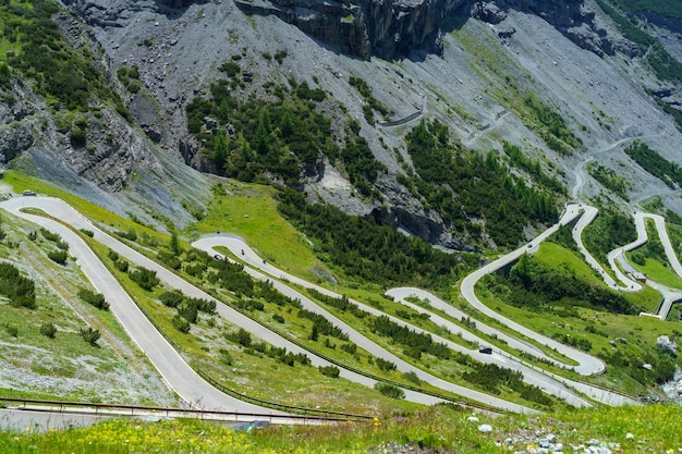 Foto hooghoekbeeld van de bergweg