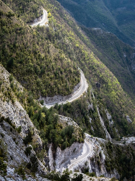 Foto hooghoekbeeld van de bergweg