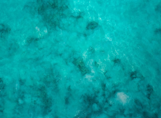 Foto hooghoekbeeld van de blauwe zee