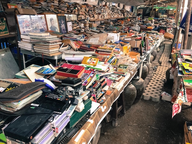Hooghoekbeeld van de boekenmarktstalling