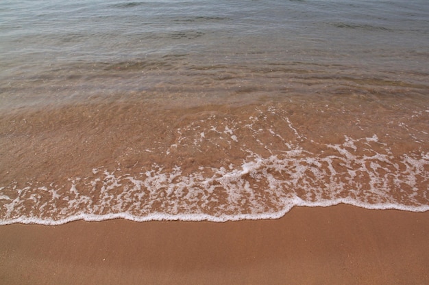 Hooghoekbeeld van de branding aan wal op het strand
