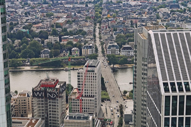 Hooghoekbeeld van de brug over de rivier in de stad