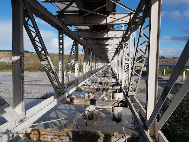 Hooghoekbeeld van de brug over de rivier tegen de lucht