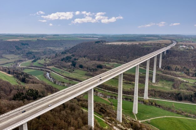 Foto hooghoekbeeld van de brug te midden van het landschap tegen de lucht