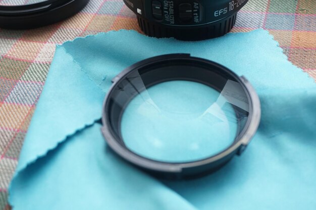 Hooghoekbeeld van de camera op de tafel