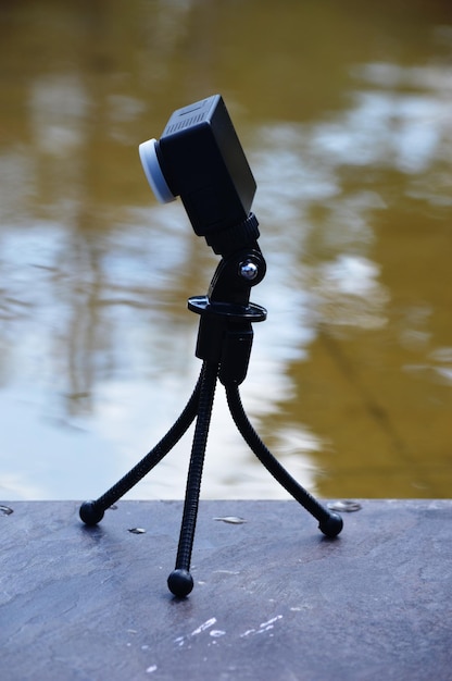 Hooghoekbeeld van de camera op het meer