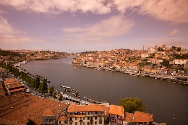 Hooghoekbeeld van de Douro-rivier in de stad