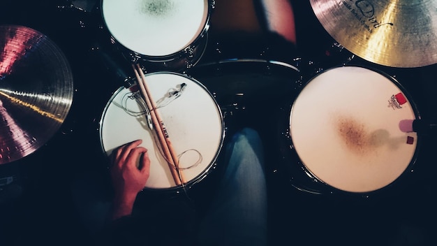 Foto hooghoekbeeld van de drummer