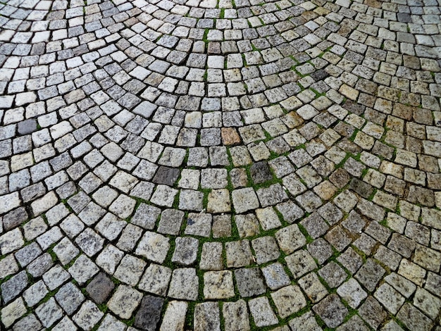 Hooghoekbeeld van de geplaveide weg