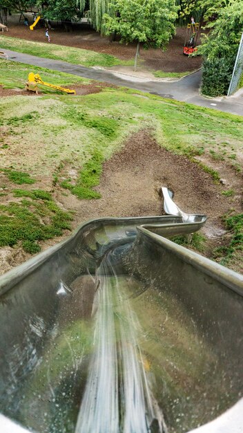 Foto hooghoekbeeld van de glijbaan in het park