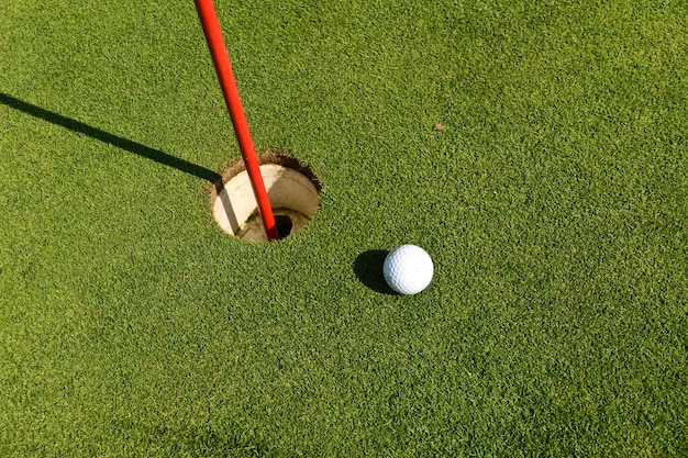 Hooghoekbeeld van de golfbal die het gat bereikt