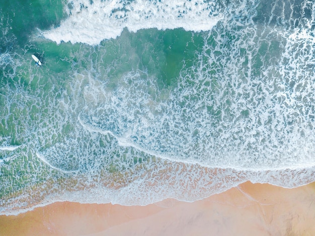 Foto hooghoekbeeld van de golven die op het strand spetteren
