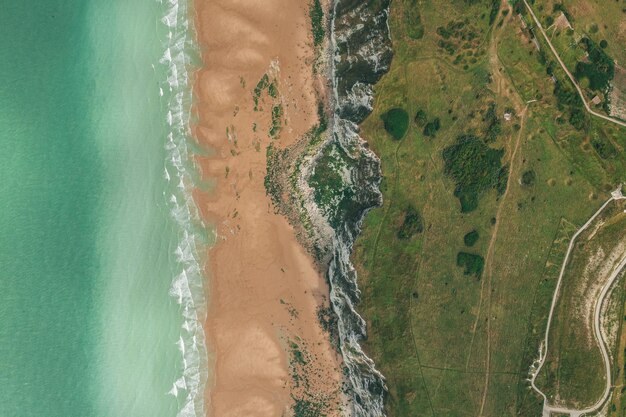 Foto hooghoekbeeld van de golven op het strand