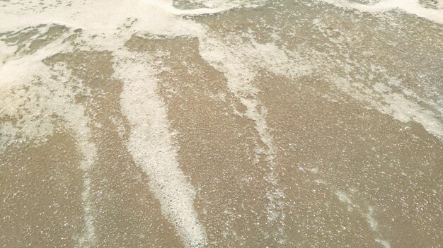 Foto hooghoekbeeld van de golven op het strand