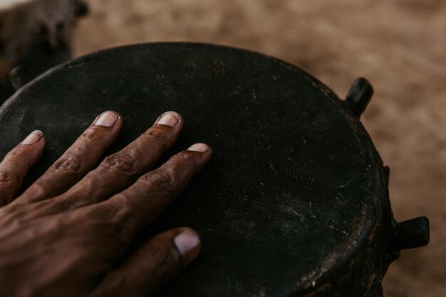 Hooghoekbeeld van de hand op een trommel