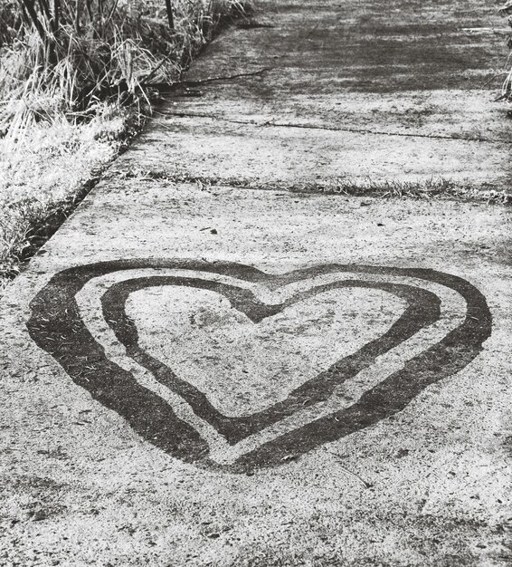 Hooghoekbeeld van de hartvorm op het voetpad tijdens de winter