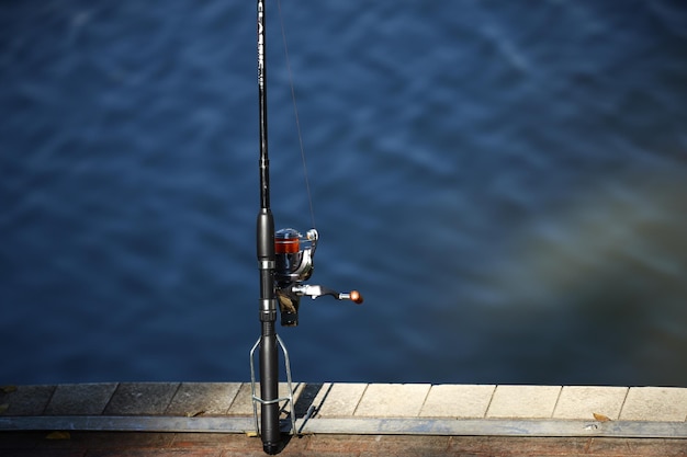 Foto hooghoekbeeld van de hengel op de pier