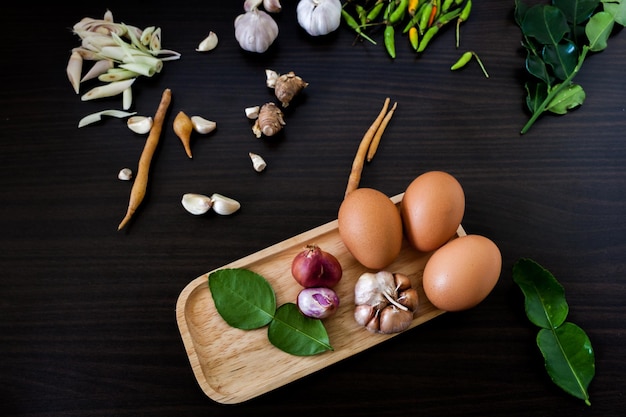 Hooghoekbeeld van de ingrediënten op tafel