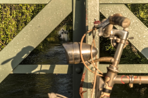 Foto hooghoekbeeld van de kraan bij het water