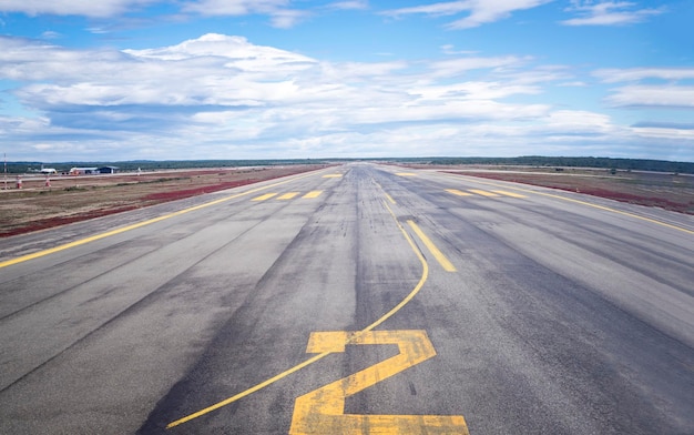 Foto hooghoekbeeld van de landingsbaan van de luchthaven tegen de lucht