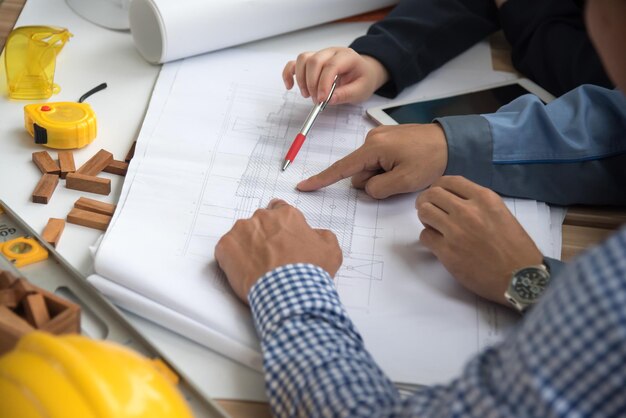 Foto hooghoekbeeld van de man die op de tafel werkt