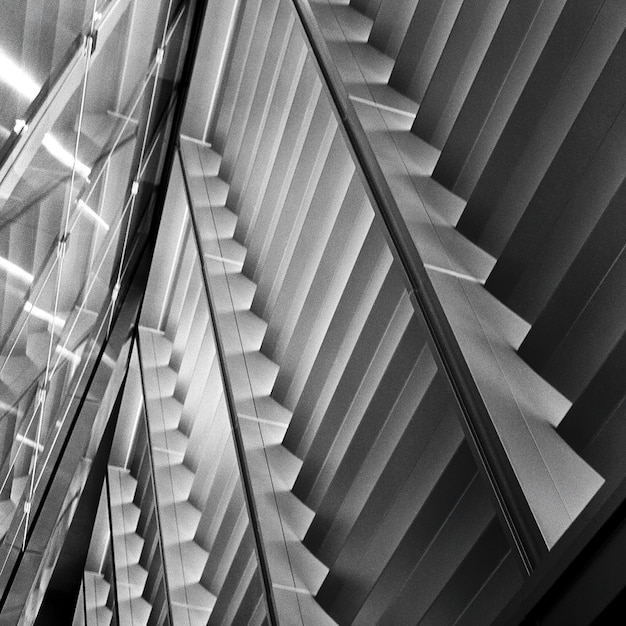 Hooghoekbeeld van de metalen ventilatieconstructie in het gebouw