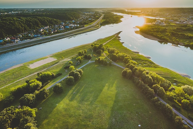 Hooghoekbeeld van de nevis en het veld bij zonsondergang
