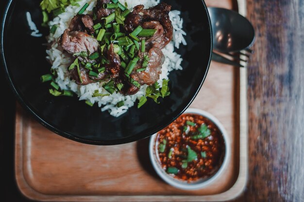 Foto hooghoekbeeld van de op tafel geserveerde maaltijd