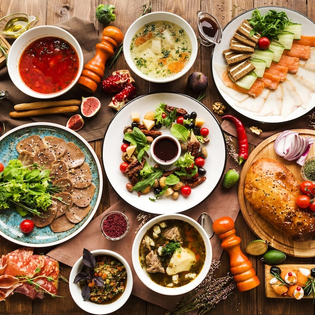 Hooghoekbeeld van de op tafel geserveerde maaltijd