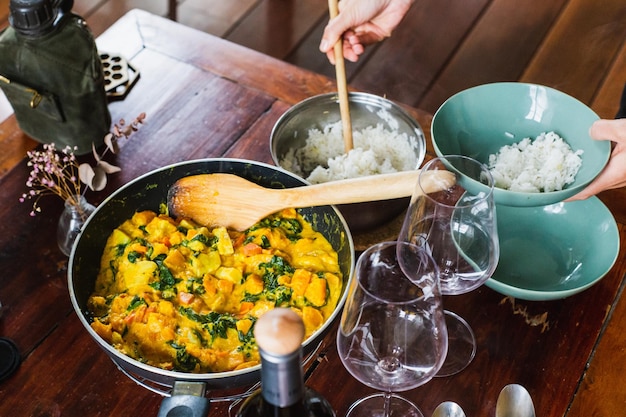 Foto hooghoekbeeld van de op tafel geserveerde maaltijd