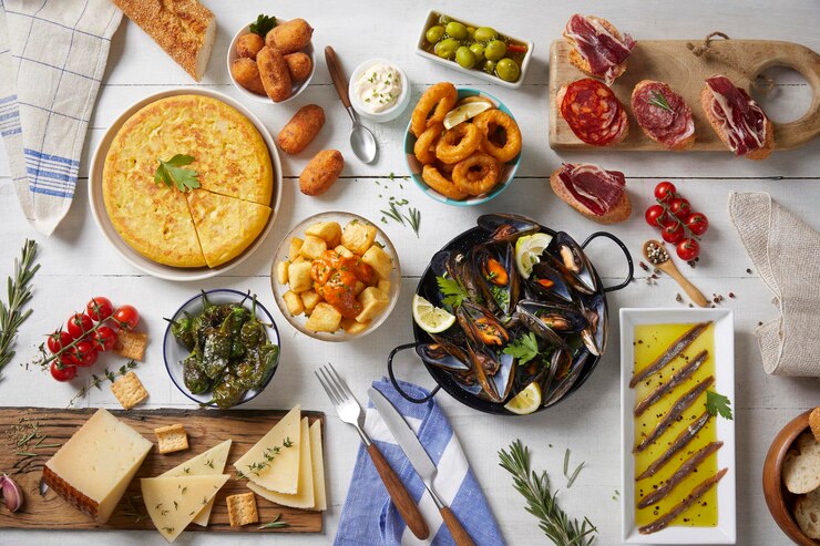 Foto hooghoekbeeld van de op tafel geserveerde maaltijd