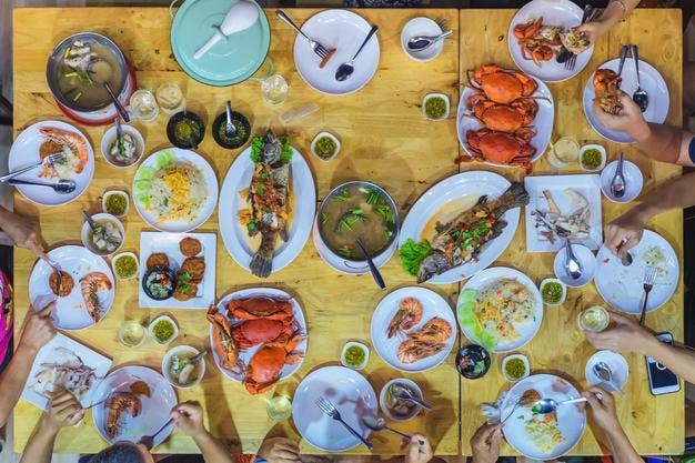 Hooghoekbeeld van de op tafel geserveerde maaltijd