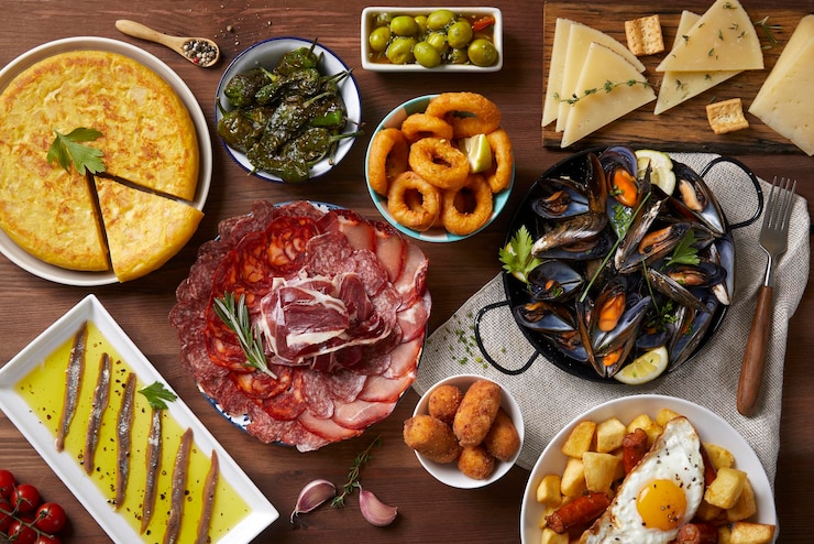 Foto hooghoekbeeld van de op tafel geserveerde maaltijd
