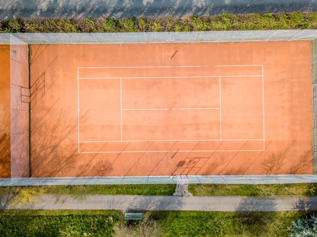 Hooghoekbeeld van de oranje muur op het veld