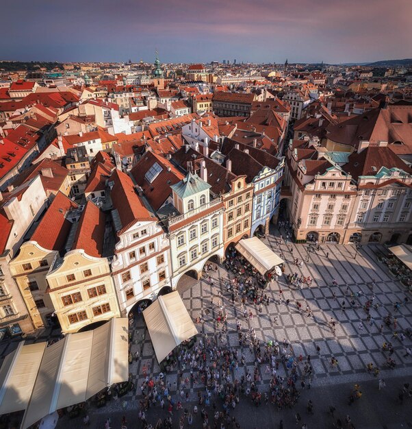 Hooghoekbeeld van de oude stad van Praag