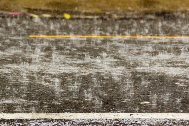 Foto hooghoekbeeld van de oude straat