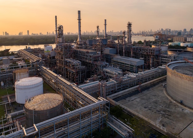 Hooghoekbeeld van de petrochemische fabriek tegen de hemel bij zonsondergang