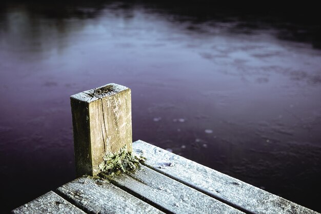 Hooghoekbeeld van de pier op het meer